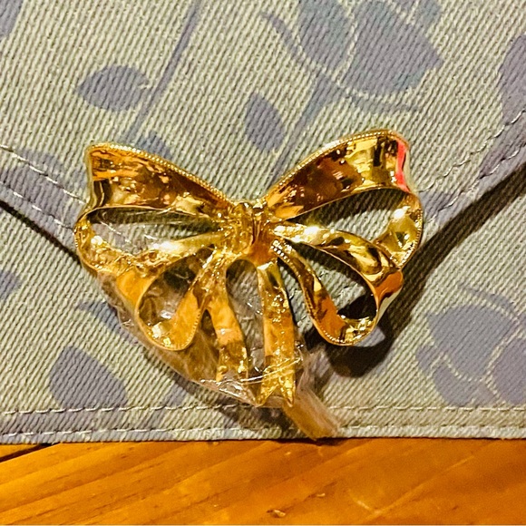 Betsey Johnson Blue DENIM Floral Crossbody Bag with Gold Bow, NWT - Picture 3 of 16